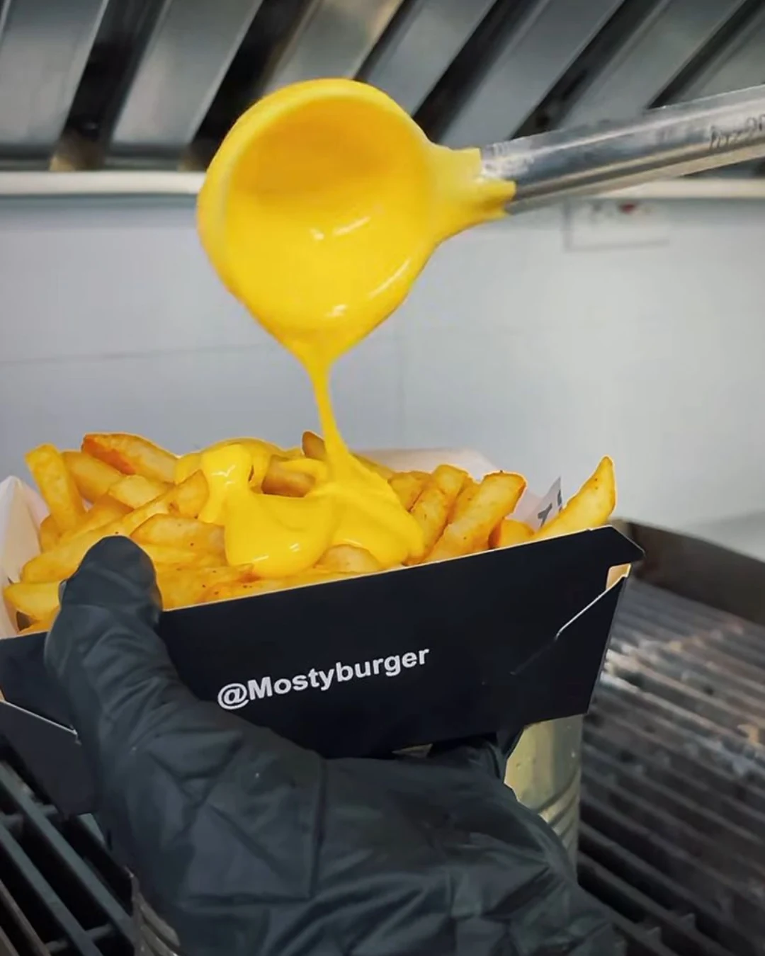moosty-burguer-destacada-caja-papas-empaques-kreat-up Bandeja impresa de cartón kraft personalizada para alimentos, con diseño gráfico de Mostyburger, diseñada por KreatUp.